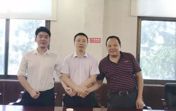 陪同金銀花種植深加工投資選址項目方考察湖南慈利縣,達成合作共識,三方共同簽訂投資意向協議 陪同金銀花種植深加工投資選址項目方考察湖南慈利縣,達成合作共識,三方共同簽訂投資意向協議