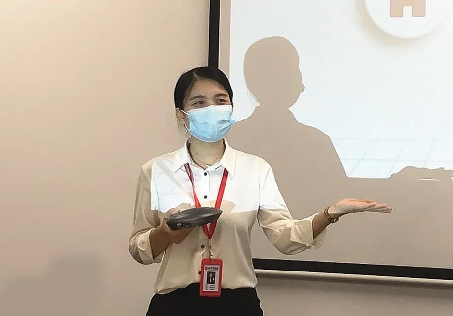 東方龍商務(wù)集團(tuán)舉行年中工作會(huì)議及干部述職報(bào)告，正式啟動(dòng)“夏季攻堅(jiān)”服務(wù)競賽！