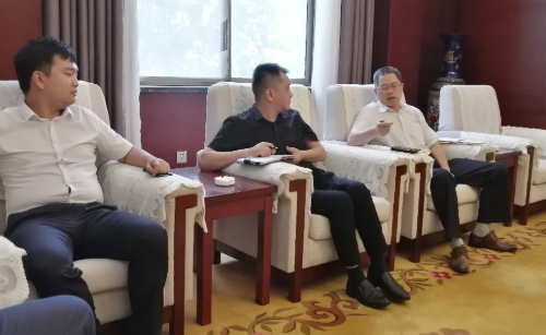 陪同政府園區(qū)赴新型玻璃建材投資選址項(xiàng)目方對接考察，加快地方新材料產(chǎn)業(yè)發(fā)展