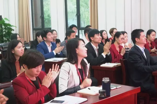 東方龍商務召開委托招商引資提升服務專題會議,建立VIP服務體系 東方龍商務召開委托招商引資提升服務專題會議,建立VIP服務體系