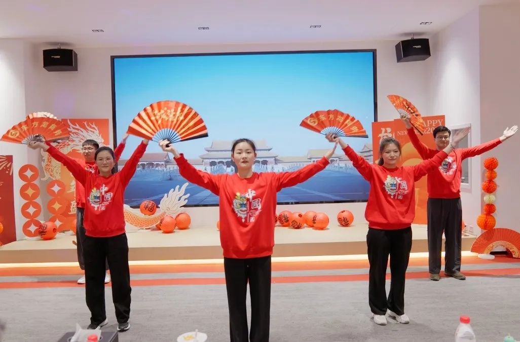 歡慶不止，夢(mèng)想前行！東方龍商務(wù)集團(tuán)“筑夢(mèng)十年，有龍則靈”年度盛典圓滿落幕！