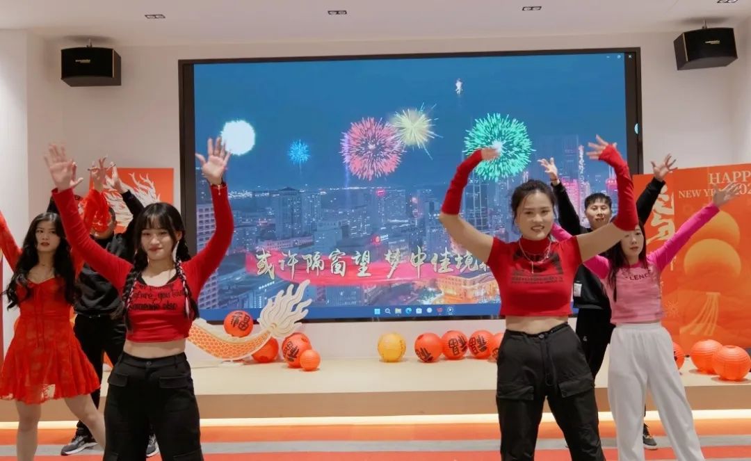 歡慶不止，夢(mèng)想前行！東方龍商務(wù)集團(tuán)“筑夢(mèng)十年，有龍則靈”年度盛典圓滿落幕！