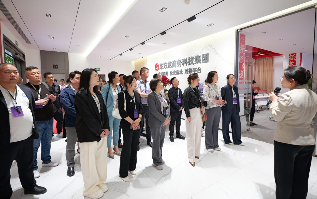 抱團(tuán)突圍，以專業(yè)招商平臺(tái)之力，護(hù)航企業(yè)行穩(wěn)致遠(yuǎn)！陜西工商管理碩士學(xué)院2025屆EMBA企業(yè)家一行蒞臨集團(tuán)考察調(diào)研