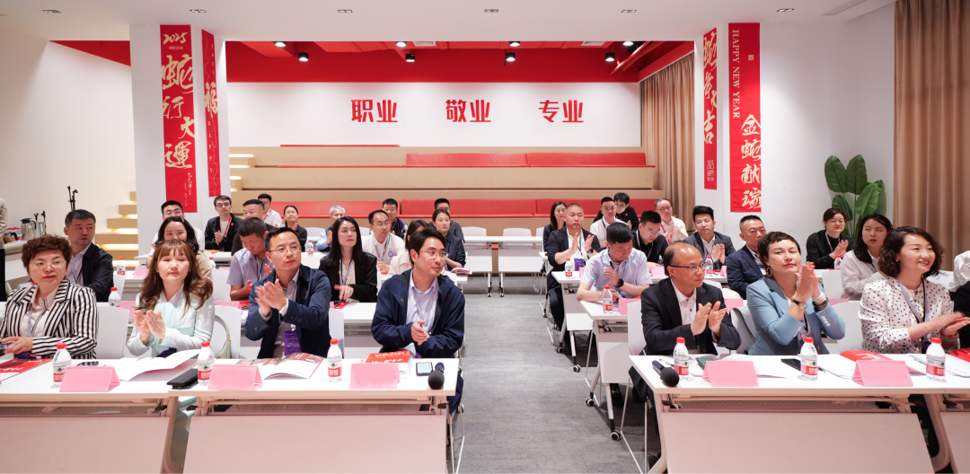 抱團(tuán)突圍，以專業(yè)招商平臺(tái)之力，護(hù)航企業(yè)行穩(wěn)致遠(yuǎn)！陜西工商管理碩士學(xué)院2025屆EMBA企業(yè)家一行蒞臨集團(tuán)考察調(diào)研