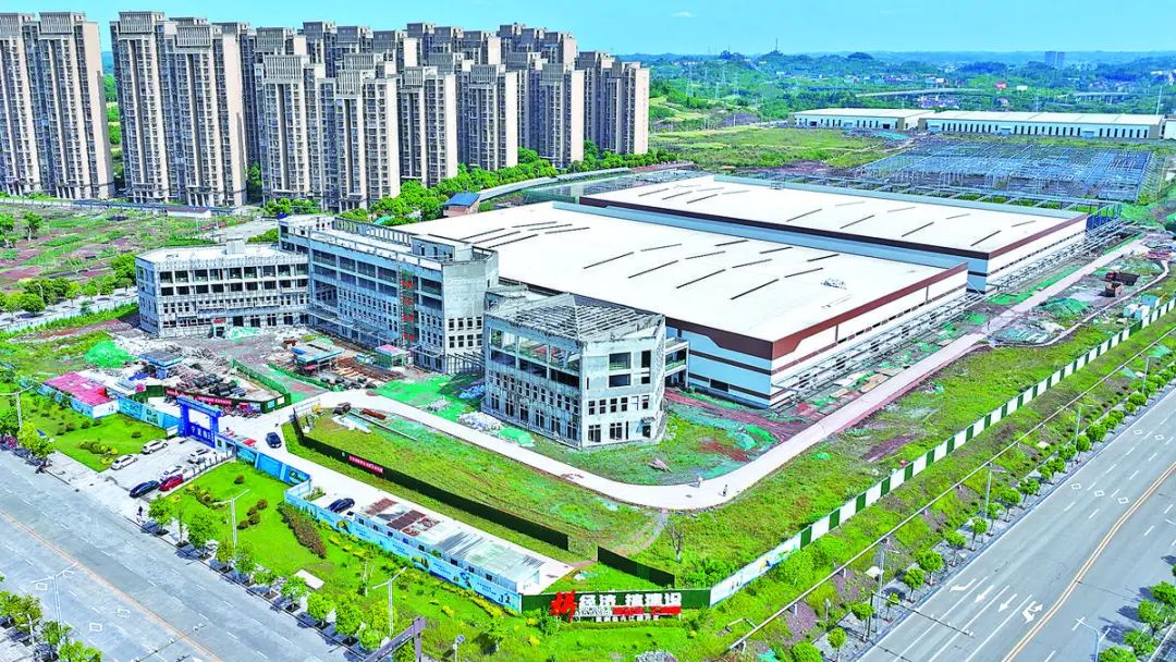  總投資20億！由集團推動落戶內(nèi)江的年產(chǎn)30萬噸全智能化乳制品及果蔬飲料產(chǎn)業(yè)園投資選址項目一期主體全部封頂，明年3月底將投產(chǎn)