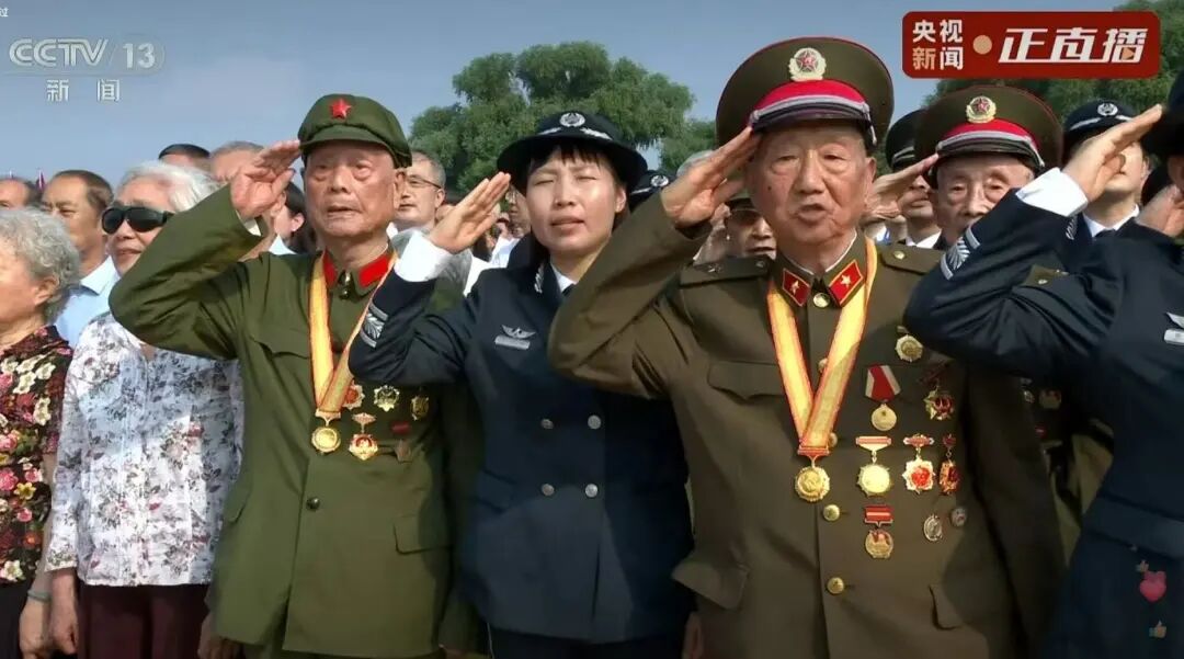 熱血沸騰！上海東方龍商務集團組織全體員工觀看九三閱兵現場直播