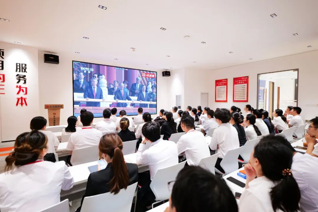 熱血沸騰！上海東方龍商務集團組織全體員工觀看九三閱兵現場直播