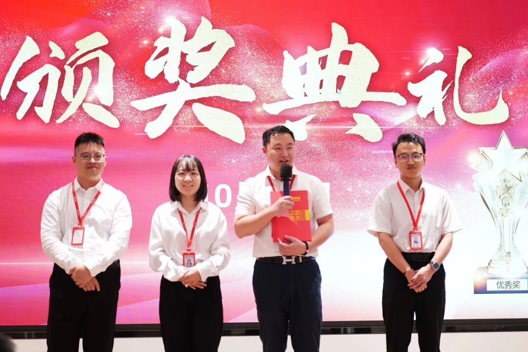 上海東方龍商務(wù)集團(tuán)召開沖鋒三季度總結(jié)表彰暨“大干100天”競(jìng)賽動(dòng)員會(huì)