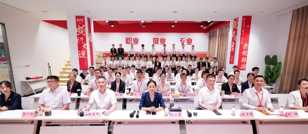 上海東方龍商務集團召開沖鋒三季度總結表彰暨“大干100天”競賽動員會